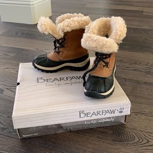 Girls or boys Bearpaw snow boots. Great condition.
